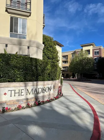 Luxury Modern Condo w/PS5, BOSE sound, UltraFast WiFi, Kingbed+Sofabed+65'' Tv's Отели рядом со станцией Newhall