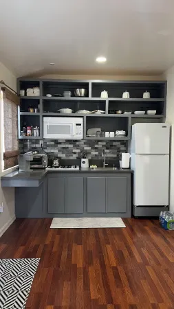 COZY GUESTHOUSE  NEAR   LAX AIRPORT  AND THE  BEAUTIFUL BEACHES Отели рядом с достопримечательностью «Oviatt Building»