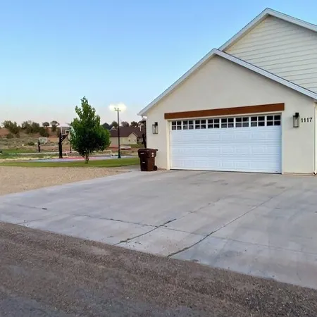 Spacious 6-bedroom house in charming Kanab with WiFi, AC and outdoor amenities