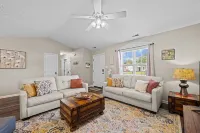 3 Bedroom Home with King Bed, Fenced Yard & Pool Table Hotels in James City