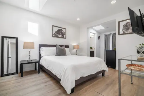 Remodeled house w/ large yard in West LA - 3 miles to beach