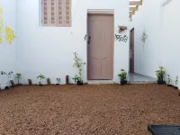 2 min walk to the Sea / shared garden with sky view ,Wi-Fi , pet friendly