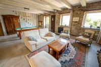 Charming longère in a quiet location 5 minutes from a large sandy beach. Hotels in Ploemeur