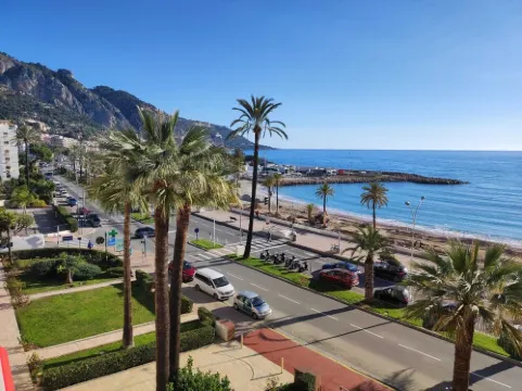 Lovely beachfront studio apartment with garage