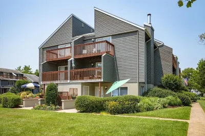 Coastal Chic 2BR Condo w/ Community Pool, Walk to Restaurants فنادق في 