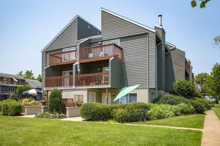 Coastal Chic 2BR Condo w/ Community Pool, Walk to Restaurants Отели в г. Рехобот-Бич