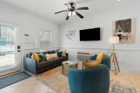 Welcome to Pool Azul! Guest House & Pool. Two King Size Beds. Hotels in Suwanee