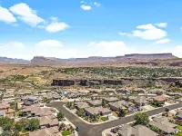 Modern 3-Bedroom Home with Stunning Mountain Views – Walk to Trails and River