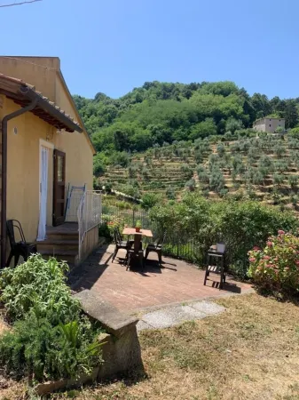 Cozy cottage in Tuscan hill village with free parking and AC Отели в г. Кьянни