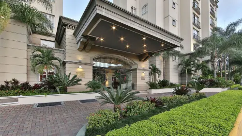 Luxury apartment near airport, shopping and major medical centers