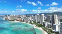 Comfortable King Bed Waikiki Studio 2 mins walk to Beach with WiFi & AC