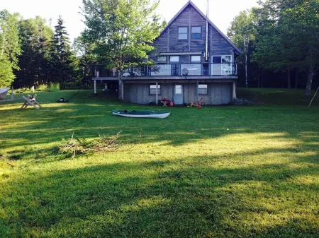 Relaxing Cedar Log Cottage on Bras d'Or Lake over 300 Ft Private Beach & Kayaks