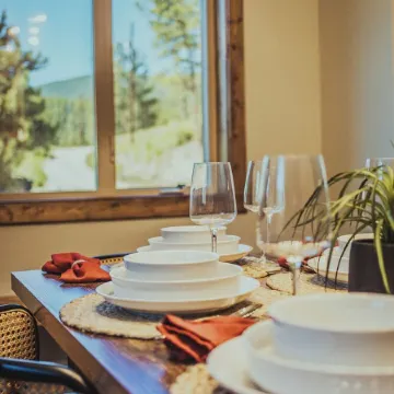 3-bedroom chalet in enchanting Bailey, Walk to town, Game Room, BBQ