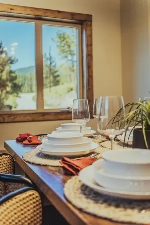 3-bedroom chalet in enchanting Bailey, Walk to town, Game Room, BBQ