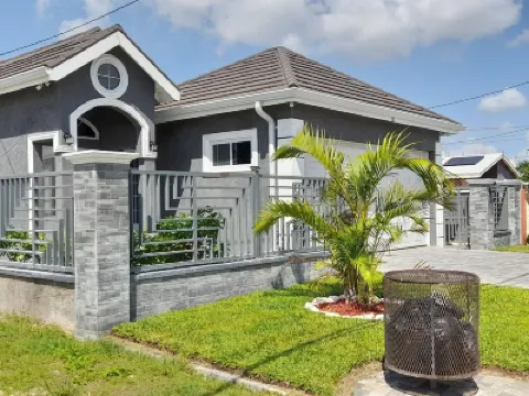 Evertonbnb 22 - Relaxing 2-Bedroom Villa with Pool Hotels in 