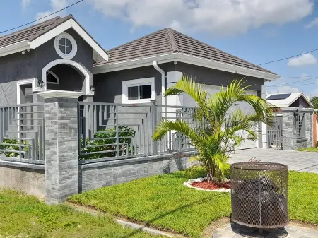 Evertonbnb 22 - Relaxing 2-Bedroom Villa with Pool