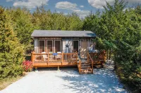 Ranch Cabin w/Hot Tub. Communal Sleeping 2 Queen + Full Trundle
