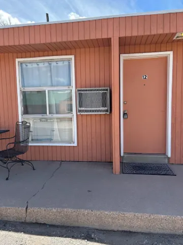 Two Queen bed remodeled studio with fast WiFi in Fillmore