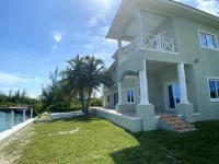 6br/5b Beautiful Waterfront Lux Home w/ Ocean View