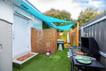 Romantic Heaven, Hot Tub, BBQ, 5 Min to Hard Rock Stadium, 15 Min to Beach