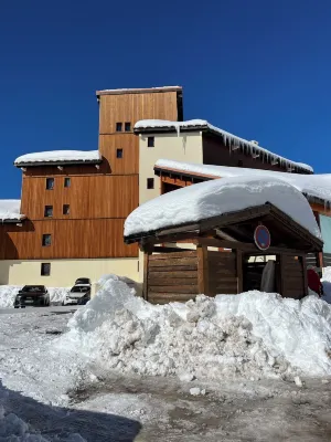 Top floor apartment 3p 6 persons Hotels in Isola