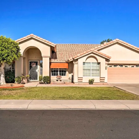 Elegant Peoria Home with Putting Green and Fire Pit