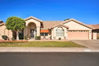 Elegant Peoria Home with Putting Green and Fire Pit - موقف سيارات