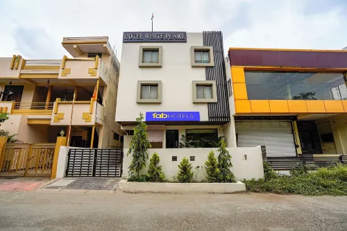 แฟบโฮเทล ไวท์ เพิร์ล