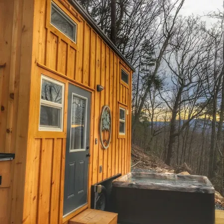 Rustic Mt. Farmer Cabin Retreat – Nature, Quiet, and Mountain View’s.