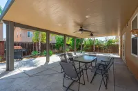 밝고 통풍이 잘 되는 5베드룸 집, 작업 공간 및 야외 라운지 있음