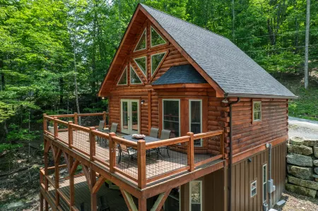 Cozy Cabin with Fire Pit and Electric Fireplace - Delightful Mountain Retreat Отели в г. Бич Маунтин