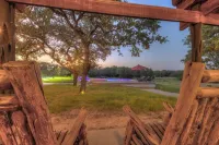 Oakridge Ranch: Pool + Hot-tub, Pickleball Court, Whiskey & Wine Room! Hotel a Johnson City