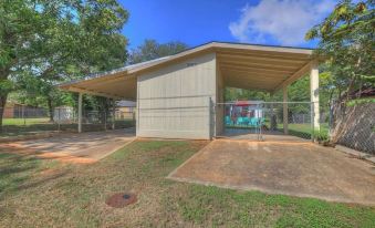 Elegant and Stylish Glenmoor Abode - 5 Min to Town