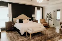 Huge Charlotte Farmhouse Villa 25 minutes from downtown!