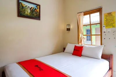 RedDoorz @ Jalan Parangtritis Hotels in Bangunharjo