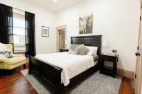 Peaceful and centrally located 2-bedroom house with AC and WiFi in Hillsboro