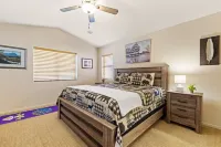 Water’s Edge Retreat,  Lake & Creek Views , Kayaks, Firepit, Massage,  Sleeps 10