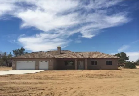 COZY FAMILY  HOME WITH A POOL AND SPA