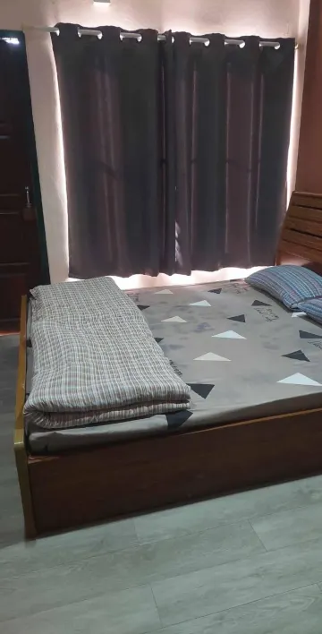 ห้องเตียงใหญ่ พร้อมห้องน้ำรวม