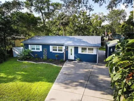 "The Blue Grotto" Entire Home, Weeki Wachee River Отели в г. Уэки-Уочи-Гарденс