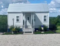 Blue Moon tiny cabin close to everything with Mountain View No Cleaning Fees