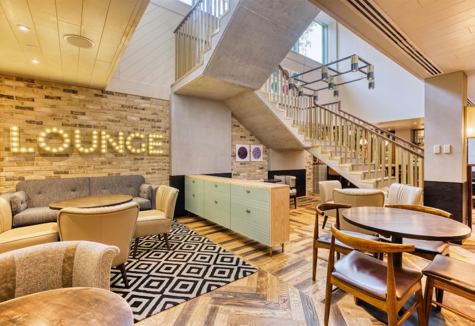 허브 바이 프리미어 인 호텔 로비와 라운지 공간