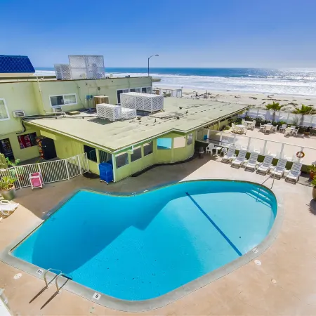 Surfer Beach Hotel Отели рядом с достопримечательностью «Пасифик-Бич»