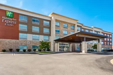 Holiday Inn Express & Suites Detroit Northwest - Livonia Отели рядом с достопримечательностью «Fountain Bleu Health and Rehabilitation Center»