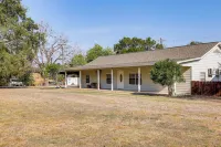 Charming Lake Retreat w/ Patio & Boat Parking! - Parkplatz