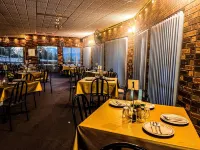 Mountain Creek Motel Bar & Restaurant