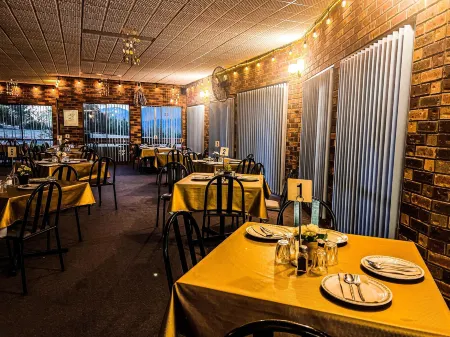 Mountain Creek Motel Bar & Restaurant