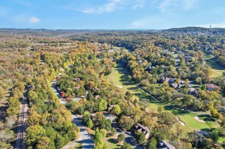 The Lodge on the Creek Branson West Cabin w/ Beautiful Views