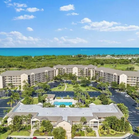 POSHPADZ Villa Kokomo-Lake View Patio- Walk to Jupiter Beach Sleeps 6
