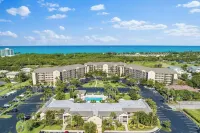 POSHPADZ Villa Kokomo-Lake View Patio- Walk to Jupiter Beach Sleeps 6
